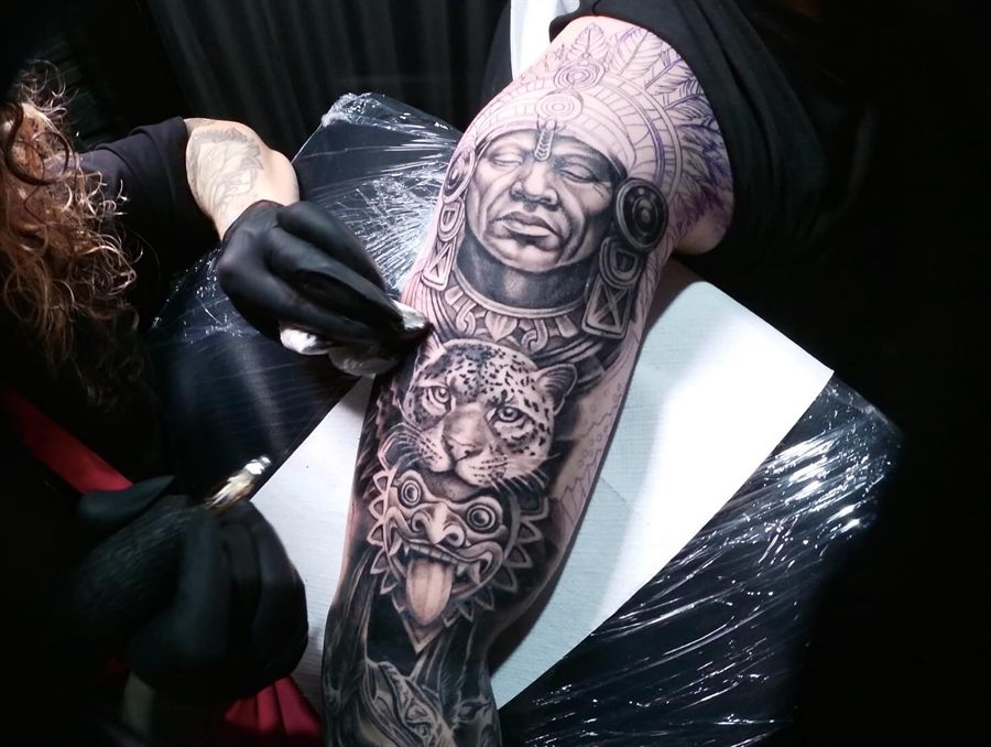Portret realist tatuat pe braț, în lucru